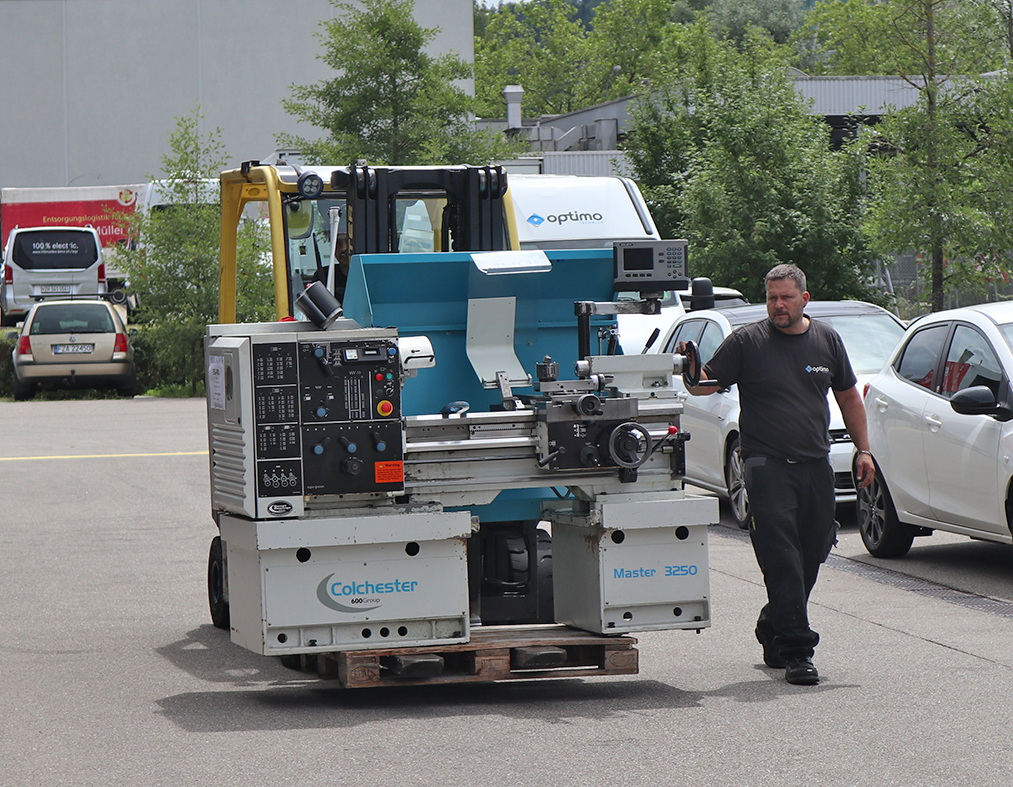 Demontage und Wiederaufbau einer Werkzeugmaschine im Werkstattumzug